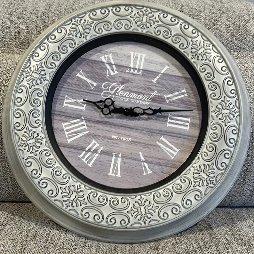 Battery powered wall clock